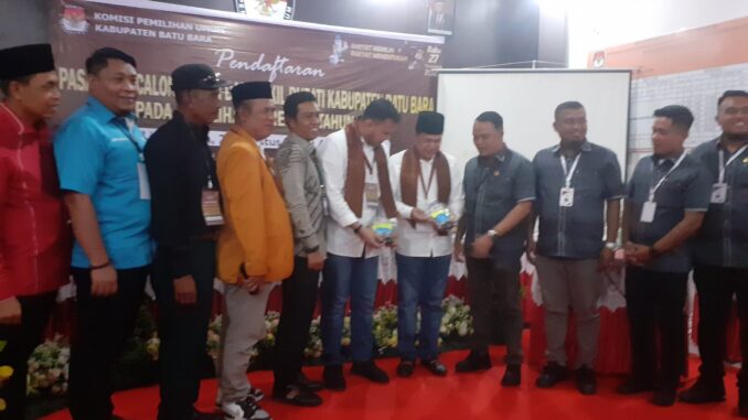 Ribuan massa mengantarkan calon bupati dan wakil bupati Batu Bara Zahir - Aslam mendaftarkan diri ke KPU.