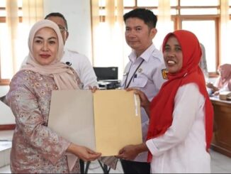 Sebanyak 204 IKM di Tanah Datar menerima sertifikat halal TKDN-IK dan HKI dari Sucofindo dan Kanwil Menkumham Padang.