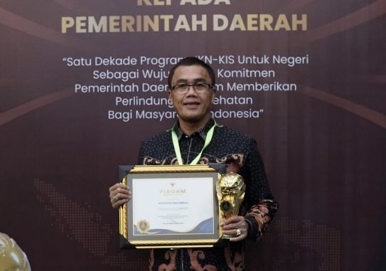 Sekdako Rida Ananda (mewakili Pj Walikota Payakumbuh) saat menerima penghargaan UHC.