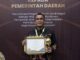 Sekdako Rida Ananda (mewakili Pj Walikota Payakumbuh) saat menerima penghargaan UHC.