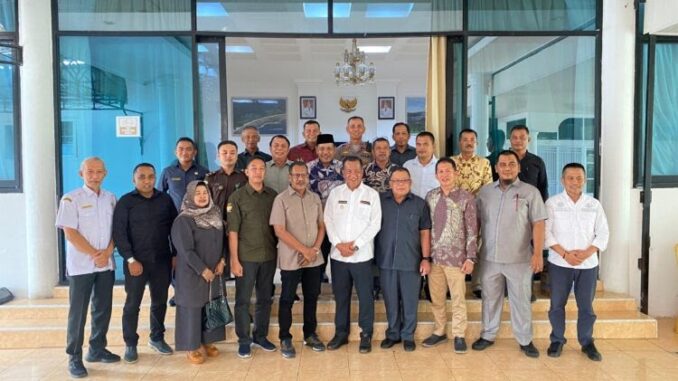 Silahturahmi DPRD Pessel dengan Bupati Rusma Yul Anwar di rumah dinas bupati.