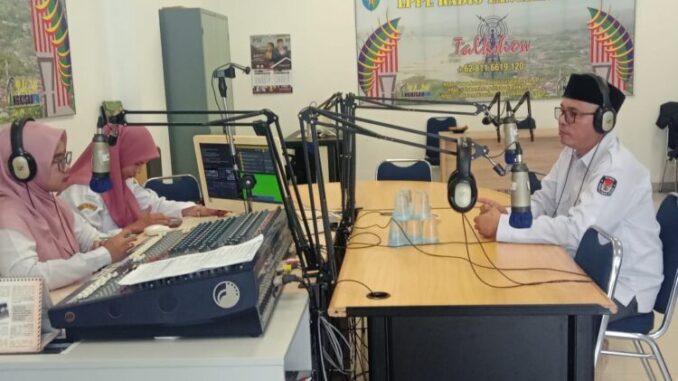 Sosialisasi tahapan Pilkada 2024 melalui Radio Langkisau FM.