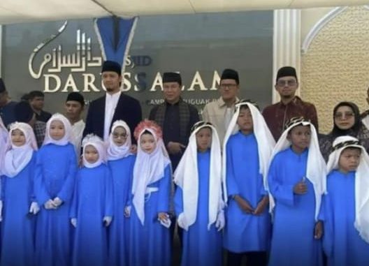Wako Bukittinggi Erman Safar membuka acara Khatam Al Qur'an di Masjid Darussalam Guguak Randah.