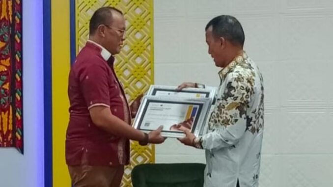 Wako Bukittinggi diwakili Asisten I Isra Yonza menerima empat penghargaan dari KPPN Bukitinggi.