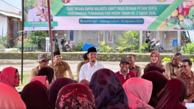 Wako Erman Safar saat temu wicara dengan kelompok tani dan pencanangan penanaman padi musim taman ke 2 tahun 2024.