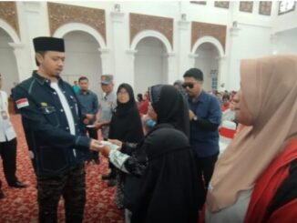 Walikota Bukittinggi bersama Baznas menyalurkan zakat kepada 251 mustahik.