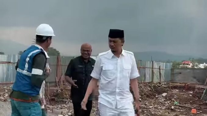Walikota Erman Safar meninjau pembangunan TPST Termal Bukittinggi.