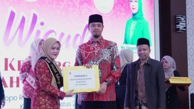 Wisuda 304 peserta Sekolah Keluarga Angkatan V 2024 oleh Pemko Bukittinggi.