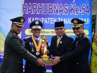 14 orang juru parkir mendapatkan penghargaan dari Pemkab Tanah Datar.