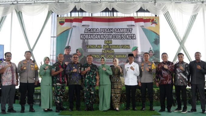 Acara pisah sambut Komandan Kodim 0306/50 Kota dari Letkol.Inf.Adri Asmara Yudha kepada Letkol.Inf. Ucok Namara, di Aula serbaguna Kodim.