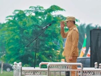 Penjabat (Pj) Bupati Batu Bara H. Heri Wahyudi Marpaung saat memimpin apel gabungan Aparatur Sipil Negara (ASN) di halaman kantor Bupati Jalinsum Lima Puluh Kecamatan Lima Puluh.