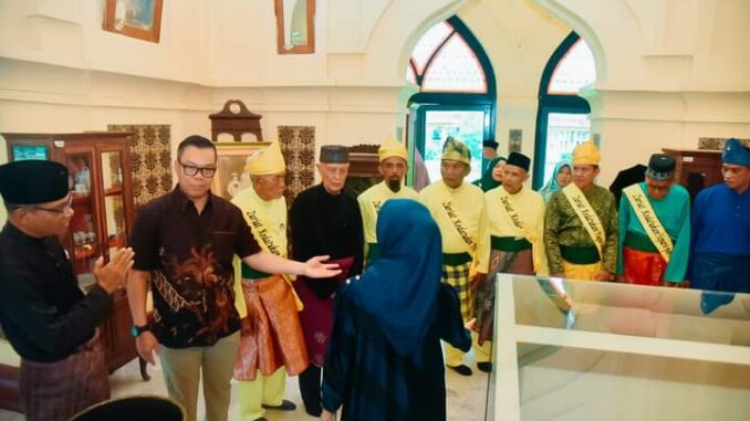 Pj Bupati Batu Bara Nizhamul, S.E, M.M., memboyong 11 Zuriat Kedatukan se-Kabupaten Batu Bara ke Istana Siak Sri Indrapura, Siak, Provinsi Riau.