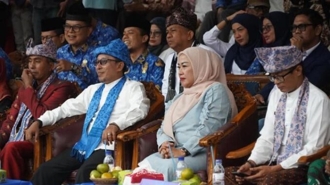 Bupati Eka Putra saat menghadiri Festival Basinggang.