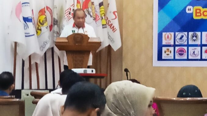 Ketua Umum KONI Provinsi Sumatera Barat, Ronny Pahlawan memberi sambutan usai melantik Ketua Umum dan Pengurus KONI Kota Sawahlunto, H. Jhon Reflita, S.H dan jajarannya.