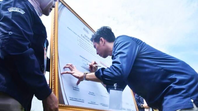 Pasangan Calon Riyanda Putra, S.IP sedang menandatangani Deklarasi Damai Pemilihan Kepala Daerah Serentak Tahun 2024.