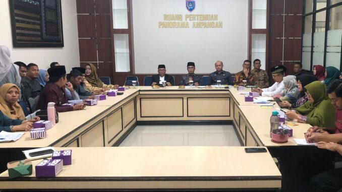 Pembukaan rakor Pokjanal Posyandu Kota Payakumbuh oleh Sekdako Rida Ananda.