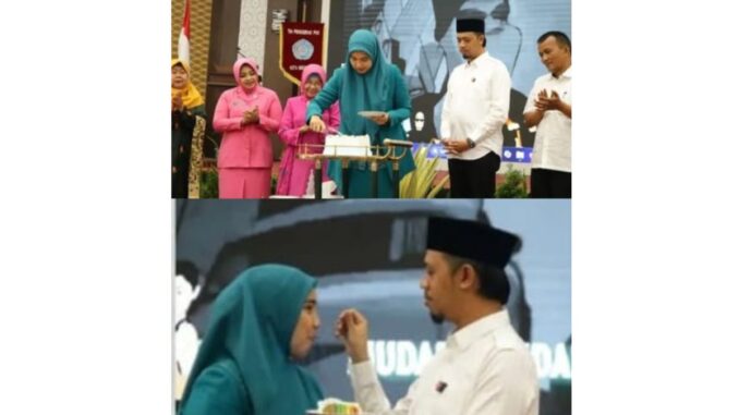 Pemotongan kue ulang tahun HKG PKK ke 52 oleh ketua Tap PKK Bukittinggi.