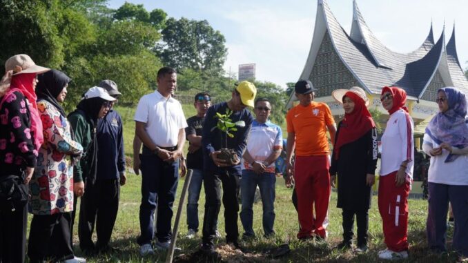 Penanaman pohon oleh Bupati Limapuluh Kota dalam rangka memperingati HUT PMI ke-79.