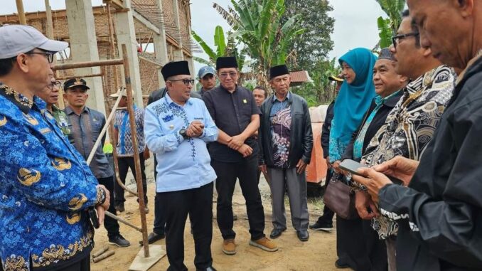 Peninjauan pembangunan pabrik mini IKM olah holtikultura tomat dan cabe di Nagari Lawang Mandahiling oleh Bupati Eka Putra.
