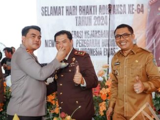 Pj Bupati Batu Bara H. Heri Wahyudi Marpaung, S. STP, M.AP bersama Kapolres Batu Bara AKBP Taufiq Hidayat Tyaeb menghadiri peringatan Hari Ulang Tahun (HUT) Kejaksaan Tinggi Negeri Kabupaten Batu Bara di Kantor Kejari.