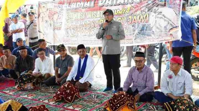Penutupan Alek Pacu Jawi di Sawah Ilalang Kuniak Jorong Tabek Nagari Tabek oleh Bupati Eka Putra.