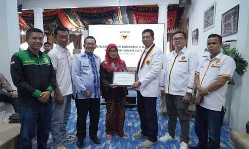 Penyerahan bantuan untuk pembangunan masjid dan mushala yang terdampak banjir bandang di Tanah Datar oleh Pengurus DPP Gema Minang Batam.