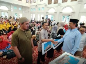 Penyerahan insentif triwulan III kepada 1030 Guru Non PNS dari Pemko Bukittinggi.