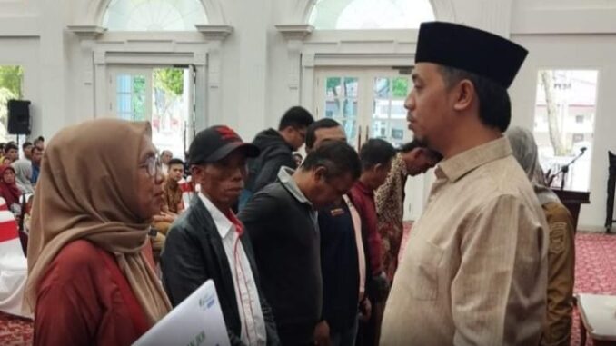 Penyerahan pakaian kerja untuk seluruh RTRW, LPM dan kader posyandu se kecamatan Aua Birugo Tigo Baleh dan Mandiangin Koto Selayan.