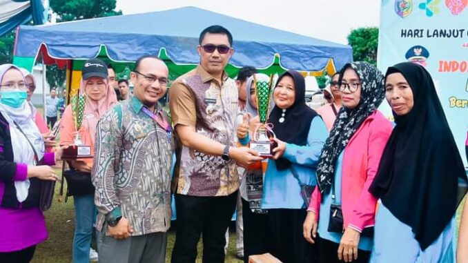 Pj Bupati Batu Bara H. Heri Wahyudi Marpaung, S.STP, M.AP., bersama Pj. Ketua Tim Penggerak Pemberdayaan Kesejahteraan Keluarga (TP PKK) Batu Bara Ny. dr. Febyriani Heri Wahyudi menghadiri dalam rangka memperingati Hari Lanjut Usia Nasional (HLUN) Tahun 2024.