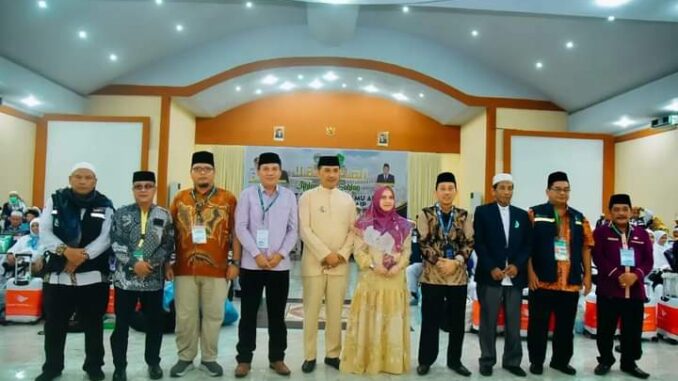 Pj Bupati Batu Bara H. Heri Wahyudi Marpaung, S.STP, M.AP., didampingi Pj. Ketua Tim Penggerak Pemberdayaan Kesejahteraan Keluarga (TP PKK) Batu Bara Ny. dr. Febyriani Heri Wahyudi menyambut kedatangan jema'ah haji asal Kabupaten Batu Bara.