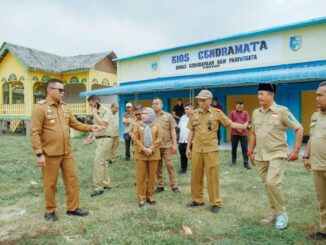 Pj Bupati Nizhamul meninjau langsung lokasi pembangunan yang akan digunakan ruang publik di Kantor Camat Air Putih.