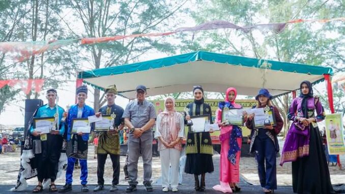 Pj. Nizhamul saat menghadiri Batu Bara Bangkit Fashion Week yang digelar di Pantai Jono, Kecamatan Medang Deras.