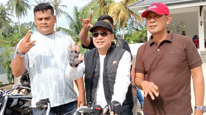 Touring menggunakan sepeda motor, Zahir memantau pembangunan yang belum selesai.
