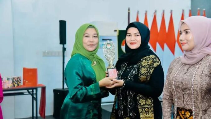 Ny. Raja Arena Sumela Nizhamul saat menghadiri acara peringatan Hari Kartini dengan tema “Perempuan Berdaya, Berkarya, Berdampak, Mendunia.”