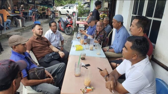 Aslam Rayuda, SE, MM (kiri baju coklat) saat mendengarkan ungkapan aspirasi dari warga asal Kabupaten Batu Bara di Kampung Medan, Selangor.