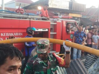 Kebakaran hebat menghanguskan tujuh ruko Pasar Impres Kumpulan.