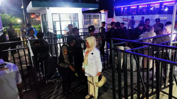 Menggunakan Metal Detector adalah Strategi Kepolisian untuk memastikan tidak ada barang-barang berbahaya untuk masuk ke Area Debat Publik Pertama.