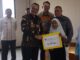 Penyerahan bansos bidang pendidikan dari CSR Bank Nagari oleh Pj. Walikota Payakumbuh bersama Kadis Pendidikan.