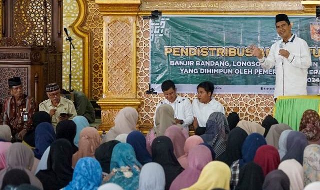 Pjs Bupati Tanah Datar Arry Yuswandi menyerahkan bantuan kepada masyarakat terdampak banjir bandang di Tanah Datar.