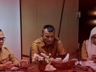 Pjs Wako Bukittinggi H. Hani Syopiar Rustam memimpin Rakor Percepatan Penurunan Stunting.