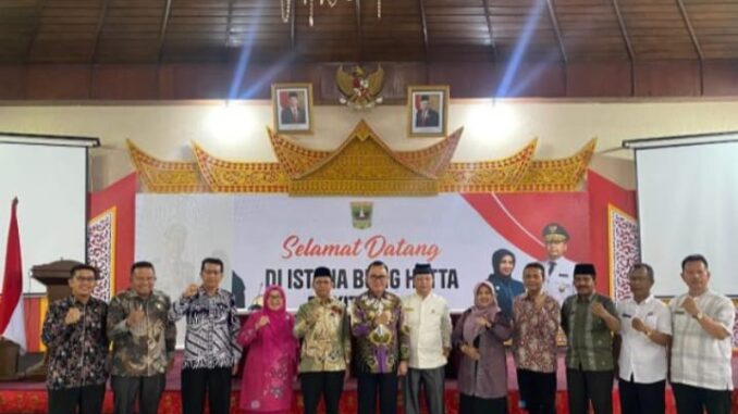 Pjs Wako Bukittinggi Hani S. Rustam meminta DisDukcapil tingkatkan perekaman data warga.