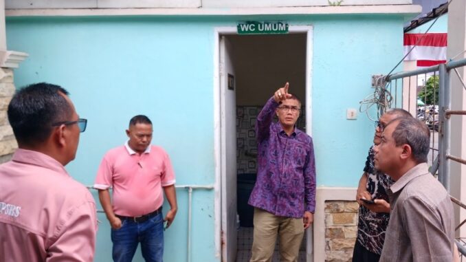 Sekdako Rida Ananda saat melakukan sidak ke RS dr. Adnan WD.