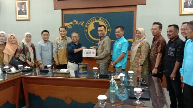 Asisten III Setda Tanah Datar Jasrinaldi menyerahkan cendramata kepada pimpinan Redaksi Surat kabar Pikiran Rakyar didampingi oleh Sekretaris Kominfo Ketua PWI dan Ketua KWRI.