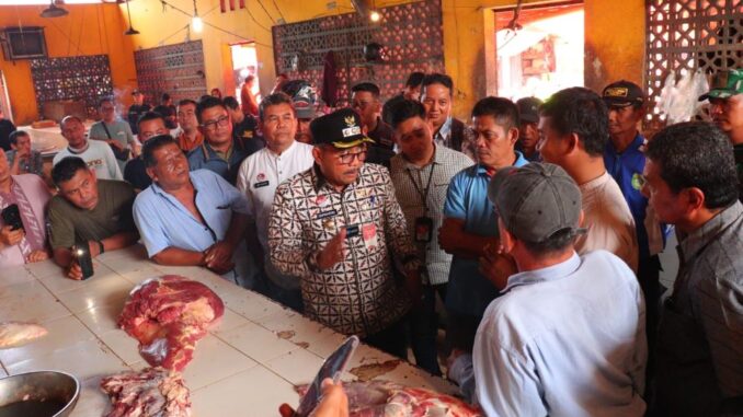 PJ.Wako Payakumbuh saat mengunjungi pasar Ibuah.