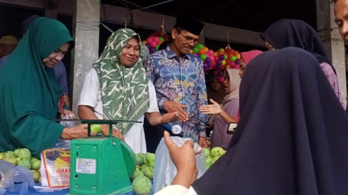 Pedagang kecewa, blusukan Cabup nomor urut 2 Safaruddin di Pasar Simpang Kapuak hanya bagi bagi kalender dan mainan kunci.