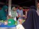 Pedagang kecewa, blusukan Cabup nomor urut 2 Safaruddin di Pasar Simpang Kapuak hanya bagi bagi kalender dan mainan kunci.