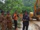 Pemda Pasaman turunkan dua alat berat bersihkan material longsor Jalan Rimbo Langkuik.