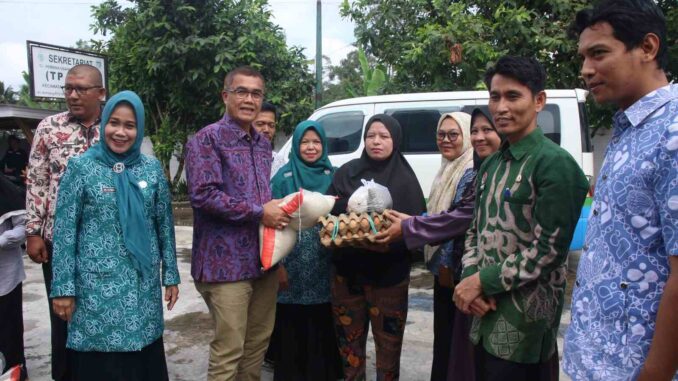 Pemko Payakumbuh menyalurkan bantuan bagi penerima yang tergolong KRS.
