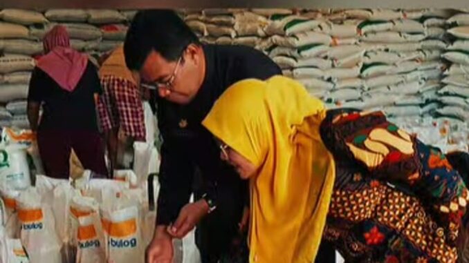 Pemko Bukittinggi cek Kualitas Beras Bantuan Pangan Desember 2024.