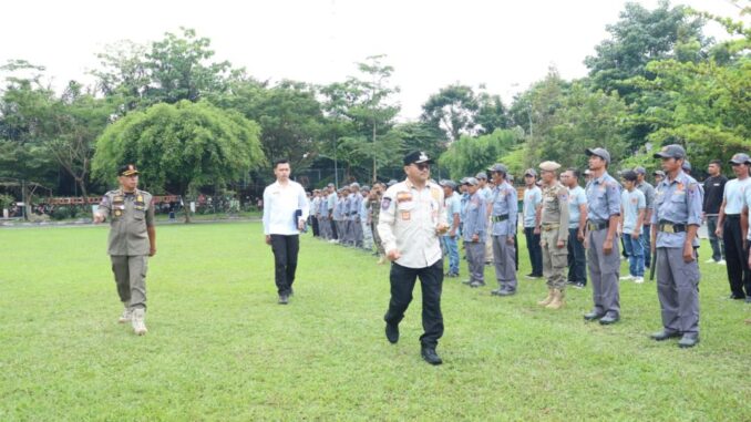 Penjabat Wali Kota Payakumbuh Suprayitno Pimpin Apel Satlinmas untuk Persiapan Pilkada 2024 di Payakumbuh.